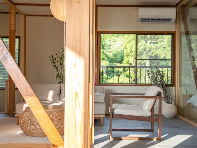 ・【ラウンジ】木の温もりを感じながら、ゆったりとお寛ぎいただけます