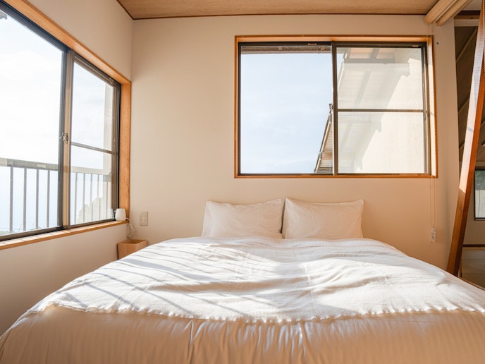 ・【洋室】2方向の窓から差し込む光がお部屋を優しく照らします