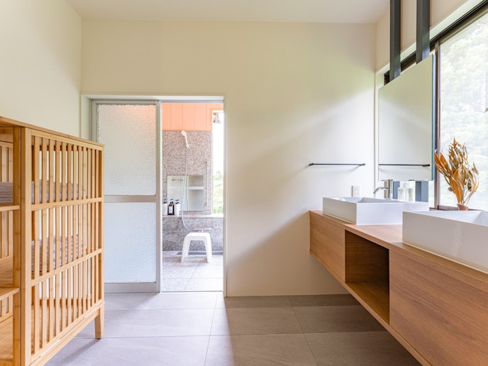 ・【洗面所】複数名同時に入浴しても窮屈にならない広々とした脱衣スペース