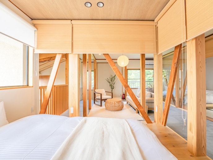 ・【洋室】木の風合いと調和する白やベージュを基調としたインテリア