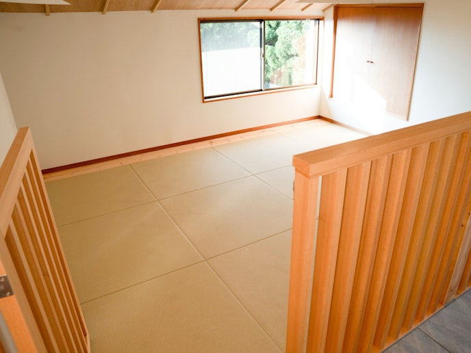 ・【ドッグスペース】木の格子を用いることで、壁で塞ぐことなくお互いに顔が見える安心の設計