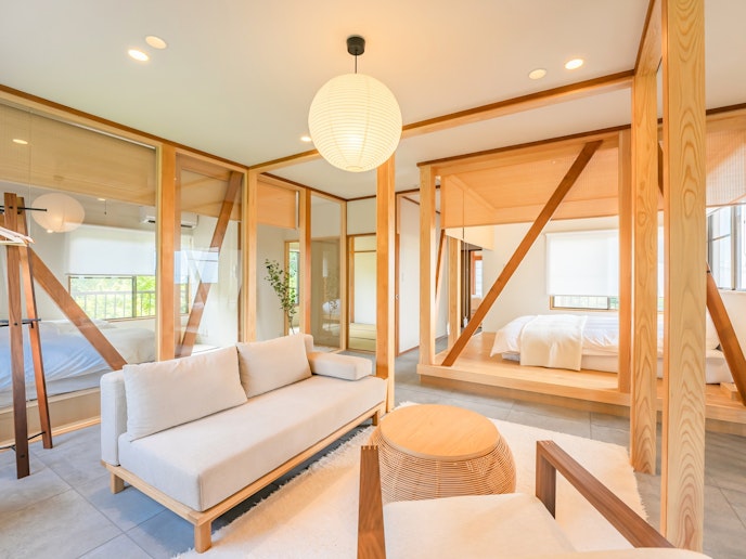 ・【ラウンジ】木の温もりが感じられるシンプルで和モダンなインテリア