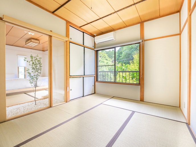 ・【和室】隣の洋室の間には透明の引き戸。ロールスクリーンカーテンでプライバシーを保ちます