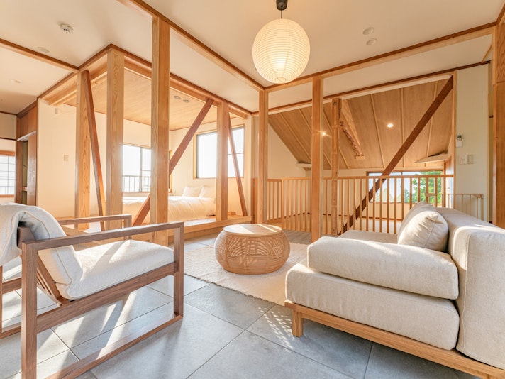 ・【ラウンジ】各部屋との壁はガラスなどによって、開放的かつ明るい空間を演出