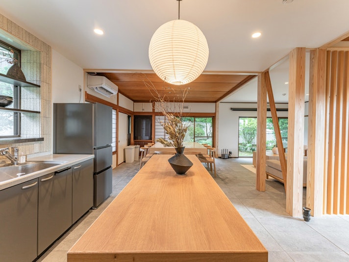 ・【キッチン】カウンターもあり、複数人数でも一緒に料理が楽しめます