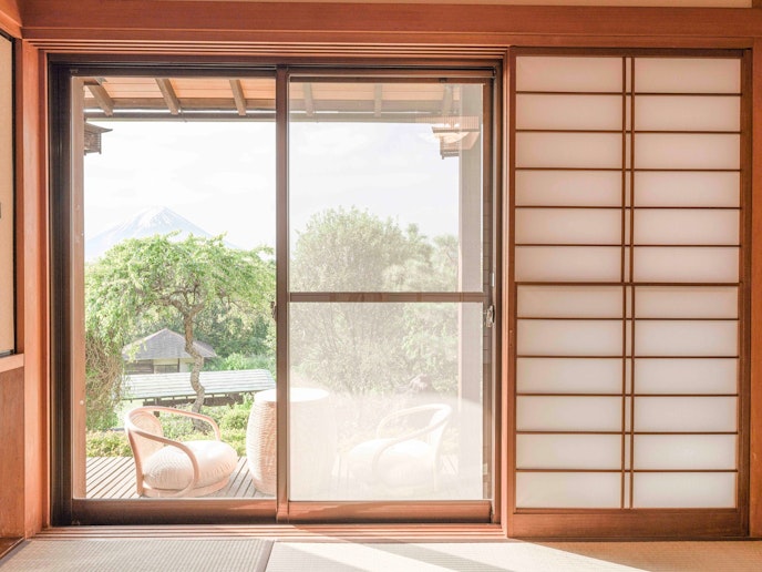 ・【和室】天気の良い日には遠くに富士山の姿も。日本の情緒を感じる風景です