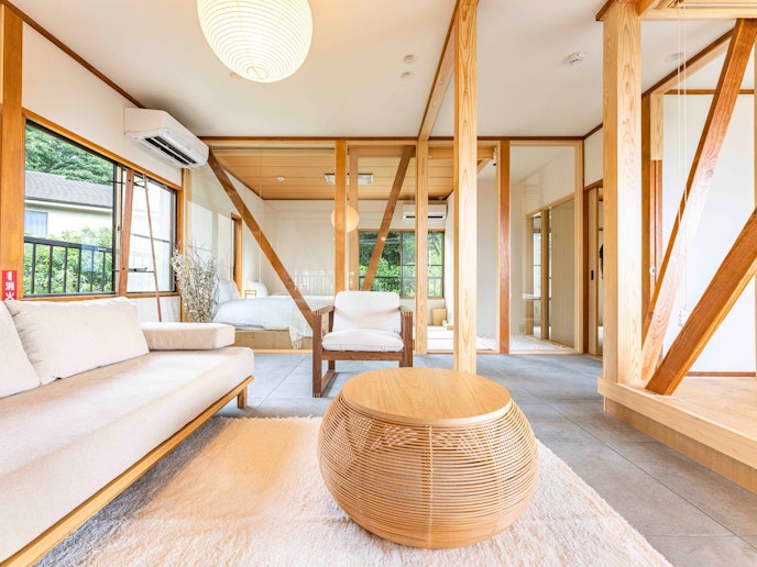 ・【ラウンジ】斜めになった柱が印象的。空間のアクセントになっています