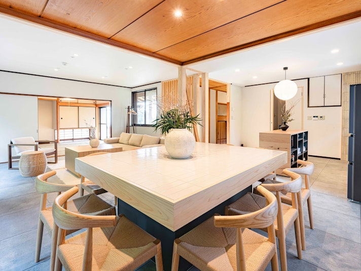 ・【ダイニング】大きな食卓を囲んでお食事をお楽しみください