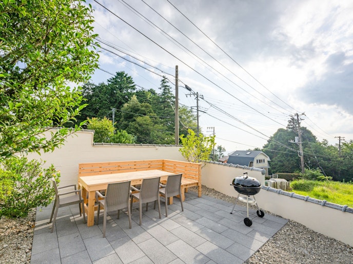 ・【ガーデンスペース】和風の壁に囲まれたユニークな雰囲気が魅力的です