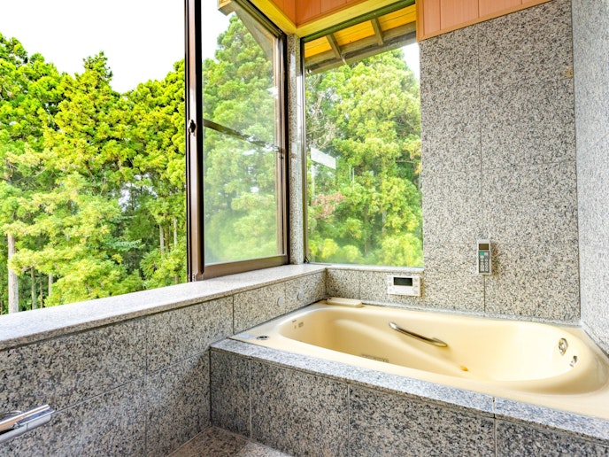 ・【風呂】大きな窓の外に広がる木々を眺めながらのバスタイムをお楽しみください