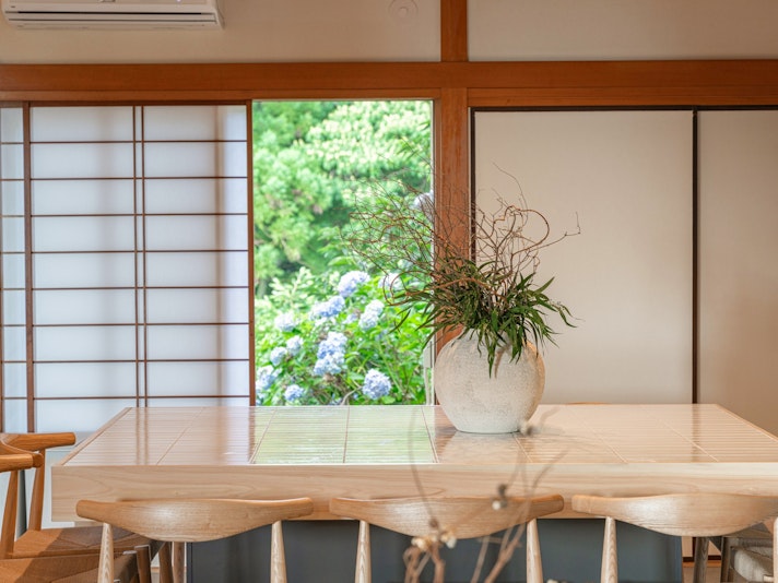 ・【ダイニング】和の雰囲気を感じながら自然環境とも調和したリビングダイニング