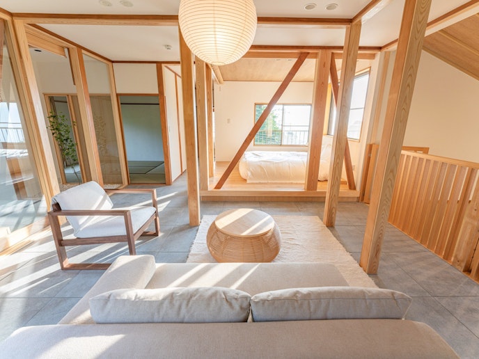 ・【ラウンジ】外からの自然光を取り入れた明るく快適な空間です