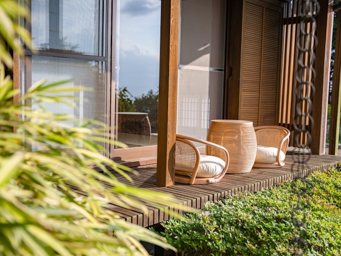 ・【縁側】縁側は日本家屋の醍醐味。座椅子に腰かけてゆったりお寛ぎください