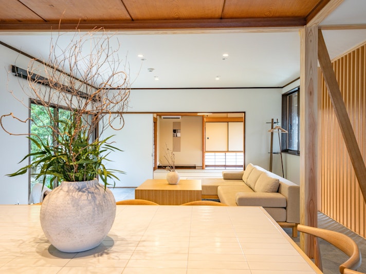 ・【ダイニング】日本家屋の特徴を活かしながら現在風にリノベーションされた快適な空間