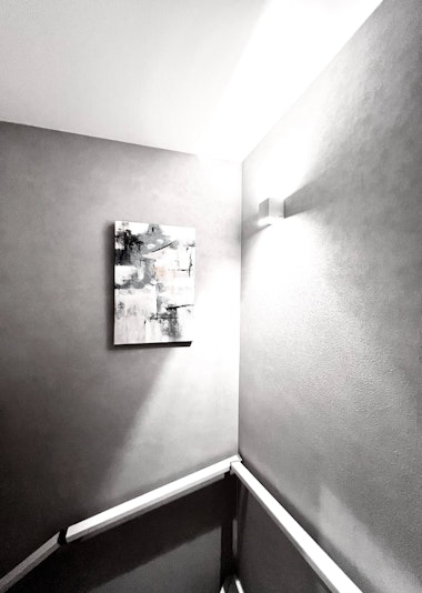 階段の照明と絵画