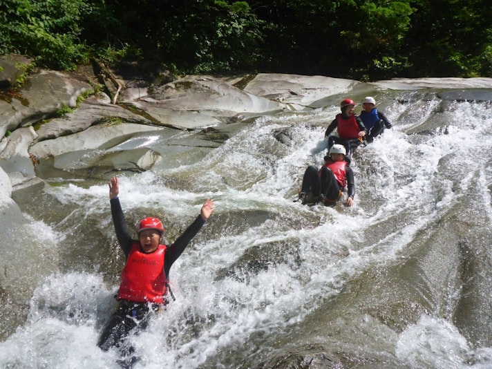 『キャニオニング』はマイナスイオンたっぷりの森を歩き、渓谷の中で天然のウォータースライダーを滑...