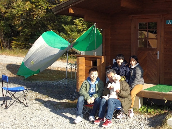 バンガローの脇でＢＢＱをすることが可能で、タープも設置できます。