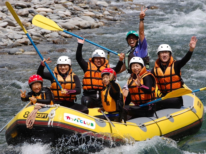 『ラフティング』は利根川をゴムボートに乗って下っていく、みなかみで一番人気のアウトドアツアー。...