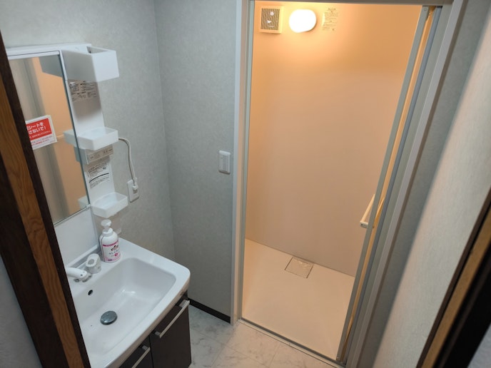 洗面台およびシャワールーム