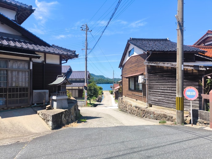 道路から下ったつきあたりにINN久美浜があります