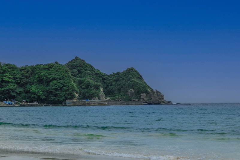 &ldquo;関東の沖縄&rdquo;とも称される透明度の高い海と&ldquo;日本の渚・百選&rdquo;に選ばれた美しい砂浜が広がる鵜原海岸