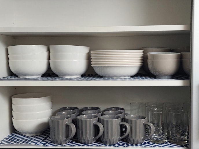 食器戸棚に人数分の食器をご用意しています。