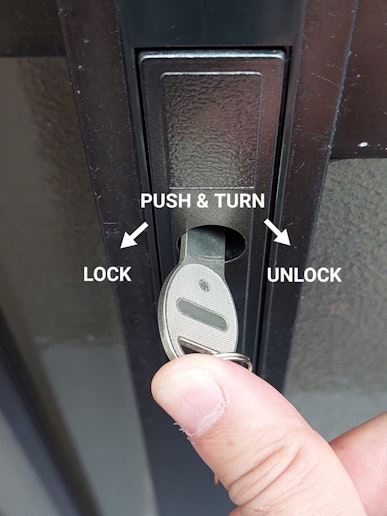 入口鍵の開閉要領　押して左まわり：施錠　押して右まわり：開錠