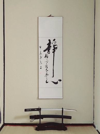 寝室　掛け軸、模造刀