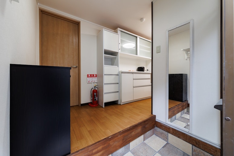 玄関　姿見あり