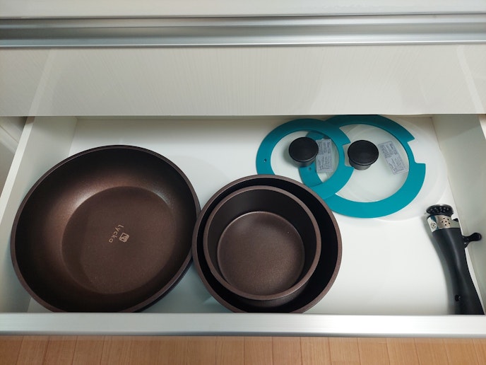 鍋、フライパン　キッチン引き出しにご用意しています。