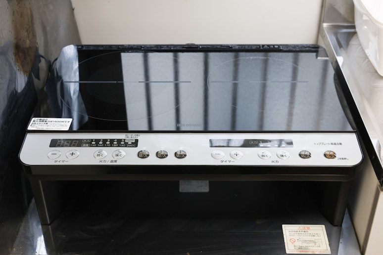 ２口IHヒーター　付属の鍋、フライパンをお使いいただけます。