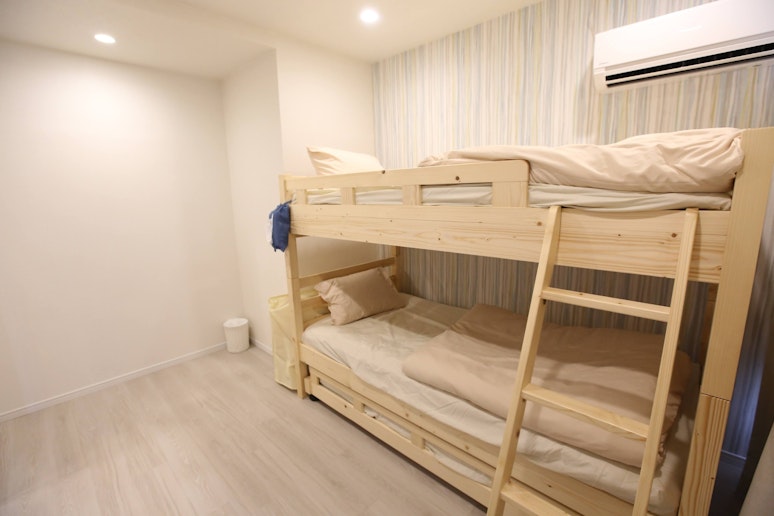 1階の寝室3名部屋　2階建てベッド+1名エキストラベッド　First-floor...