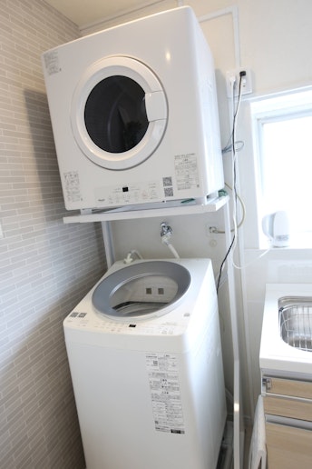 洗濯機は洗剤がすでに入っています、乾燥機もございます　The washing machine...