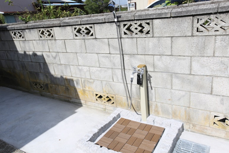 海で遊んだあとは、こちらのシャワー付き立水栓をお使いください　After playing at...