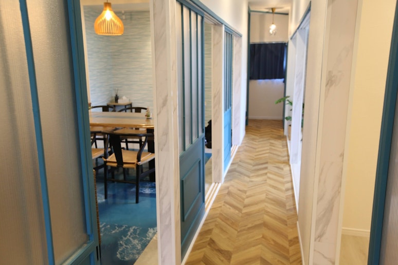 エントランスから左がリビングダイニング、右が1階寝室と奥がキッチン、バスルーム　To the...