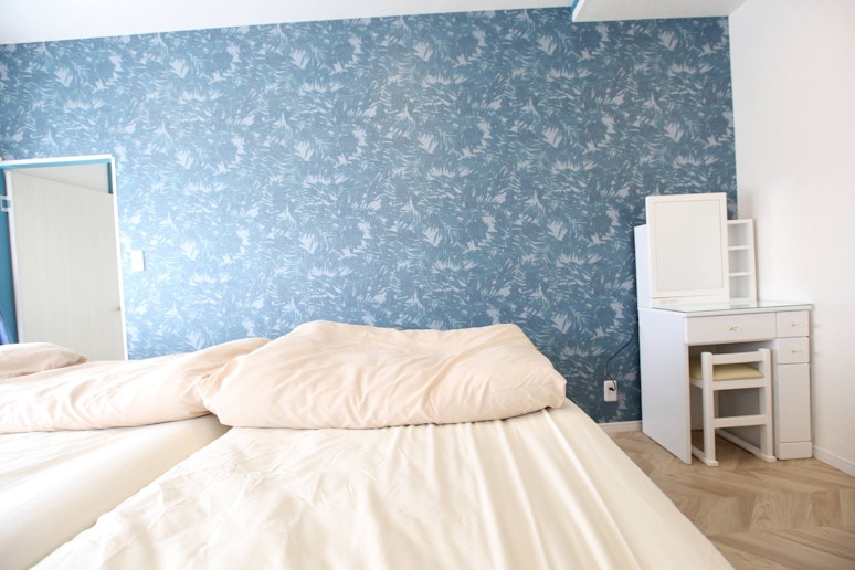 2階の寝室3名部屋はかわいいドレッサーがついています　The second-floor...