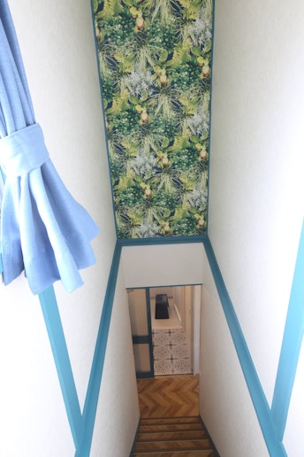 2階から1階への階段にもリゾートを感じさせる雰囲気があります　The stairs from...