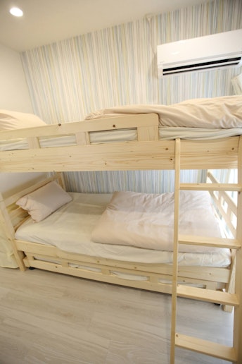 1階の寝室3名部屋　2階建てベッド+1名エキストラベッド　First-floor...