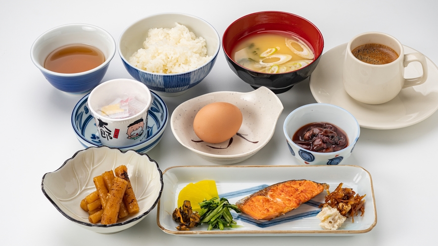 *＜朝食一例＞富山県産のコシヒカリを使用した炊きたてのご飯とあったかお味噌汁がクチコミでも好評！