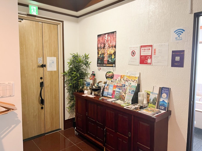 ・【2階玄関】熱海や周辺の観光パンフレットをご用意。滞在中、ご活用ください