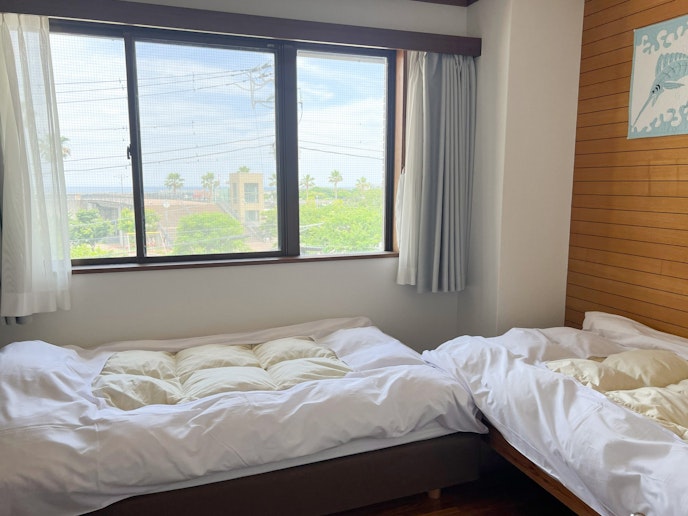 ・【3階寝室】海側の寝室は、窓の外に海が見えます