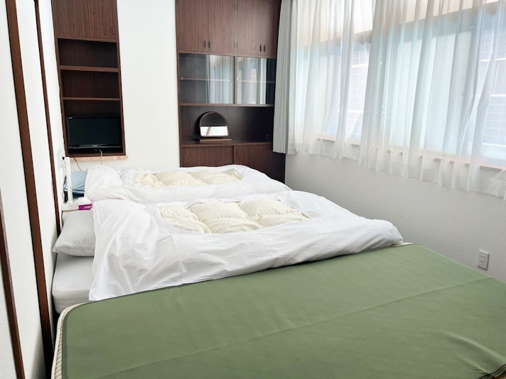 ・【2階寝室】洋室は1室。シングルベッドを設置しております