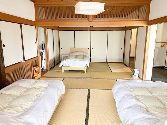 ・【2階寝室】和室は間仕切りの襖を外しており、広々とご利用いただけます