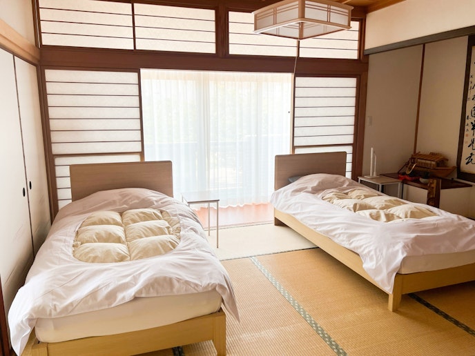 ・【2階寝室】和室にシングルベッドを設置。布団を上げ下ろしする必要はありません