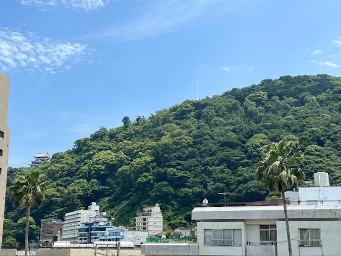 ・【風景】4階テラスからの眺め。山と海の距離が近いのが熱海の地形の特徴。熱海城も見えます