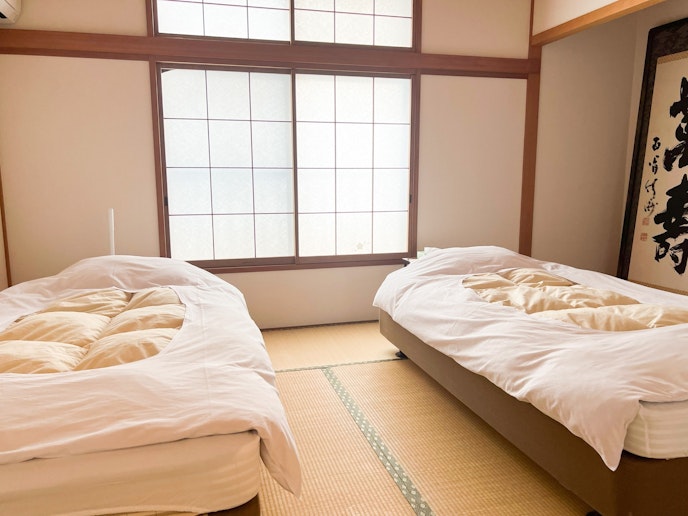 ・【3階寝室】和室にシングルベッドを設置。布団を上げ下ろしする必要はありません