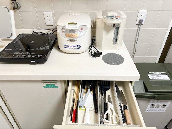 ・【2階キッチン】IHコンロや炊飯器、電気ポット等、基本的な調理家電をご用意