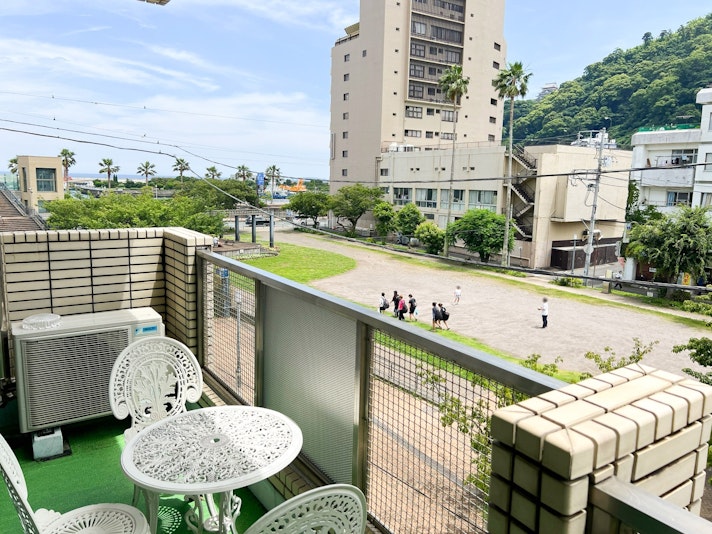 ・【3階ベランダ】ベランダに椅子・テーブルを設置。ゆったりお寛ぎいただけます