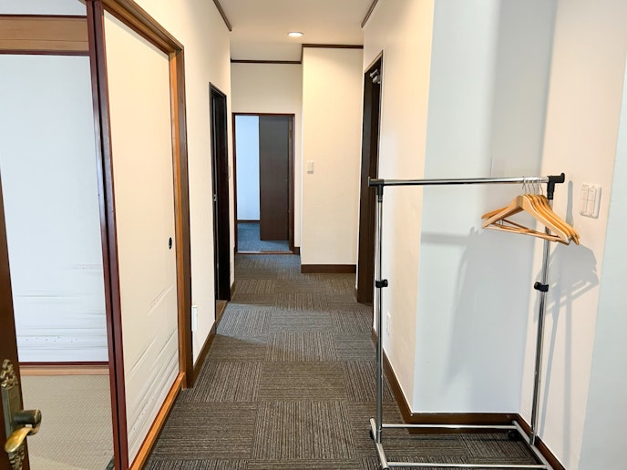 ・【2階廊下】3LDKのワンフロアで6名様まで泊まれます