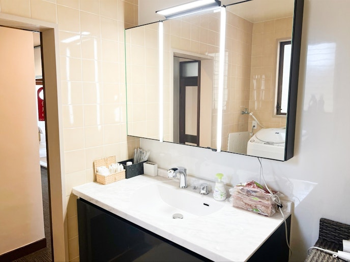 ・【2階洗面台】広々とした清潔感のあるスペース。朝の身支度もはかどります
